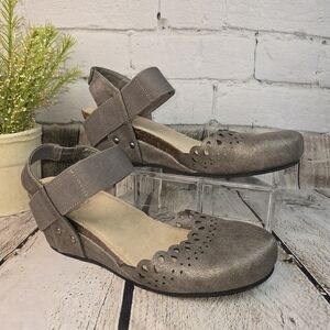 HOCUS POCUS FRANCHESKA WEDGE SANDAL WEATHERED METALLIC FINISH ROUND TOE 8.5